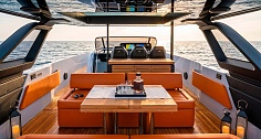 Аренда Cranchi A46 Luxury Tender на Сардинии - диван и лежаки на носу - диваны и стол в кокпите